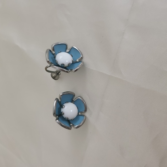 Vintage Mid Century Cornflower Blue Silvertone Screw On Earrings - Picture 3 of 6
